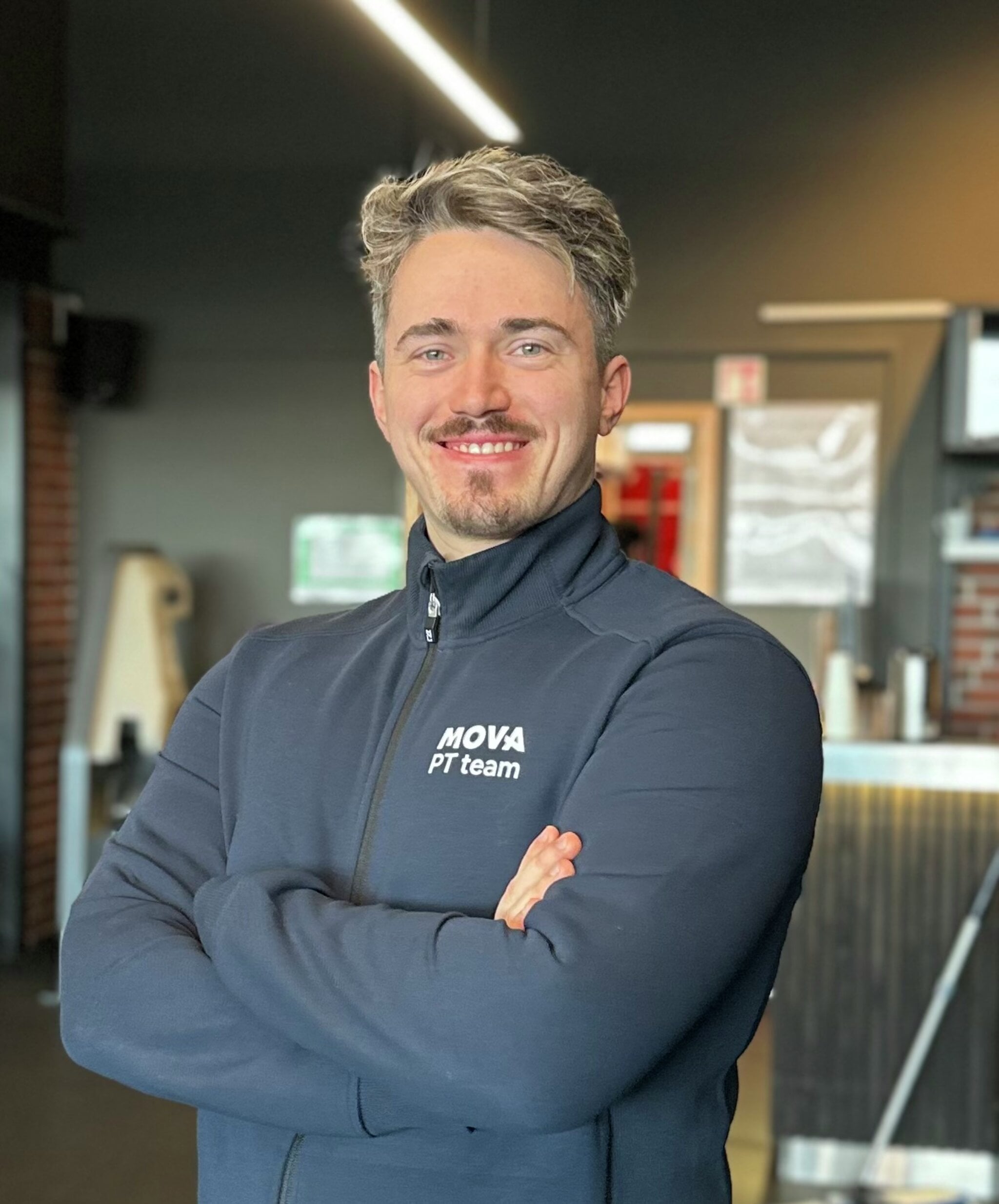 Bilde av PT Jon Vegard Bergfjord Torsteinsbø på MOVA, som sier: Jeg brenner for å hjelpe mennesker med å bli sterkere, få bedre vaner og oppnå resultater de kan være stolte av. Som personlig trener er jeg opptatt av at trening skal være effektivt, forståelig og mulig å opprettholde over tid.