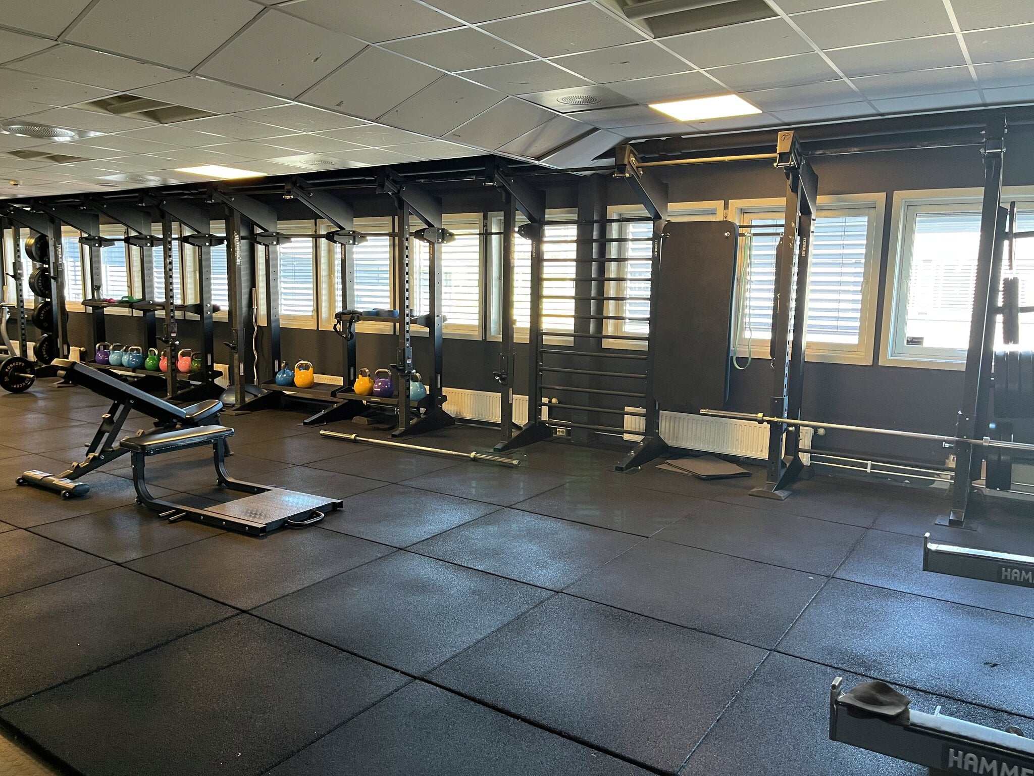 Frivektsone med rack, kettlebells og ribbevegger på MOVA Lillehammer