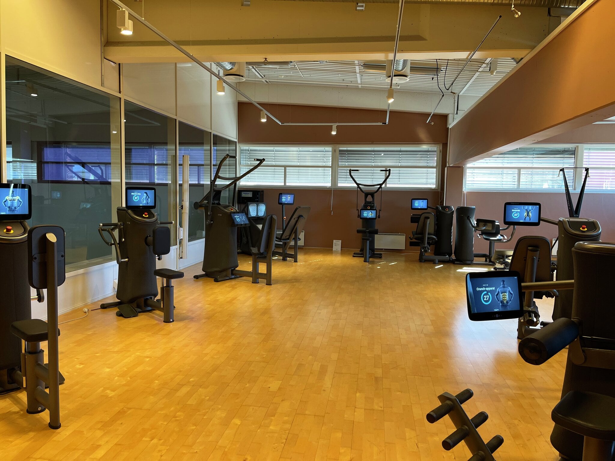 Apparatsal med Technogym-maskiner og skjermer på Arena Lillehammer