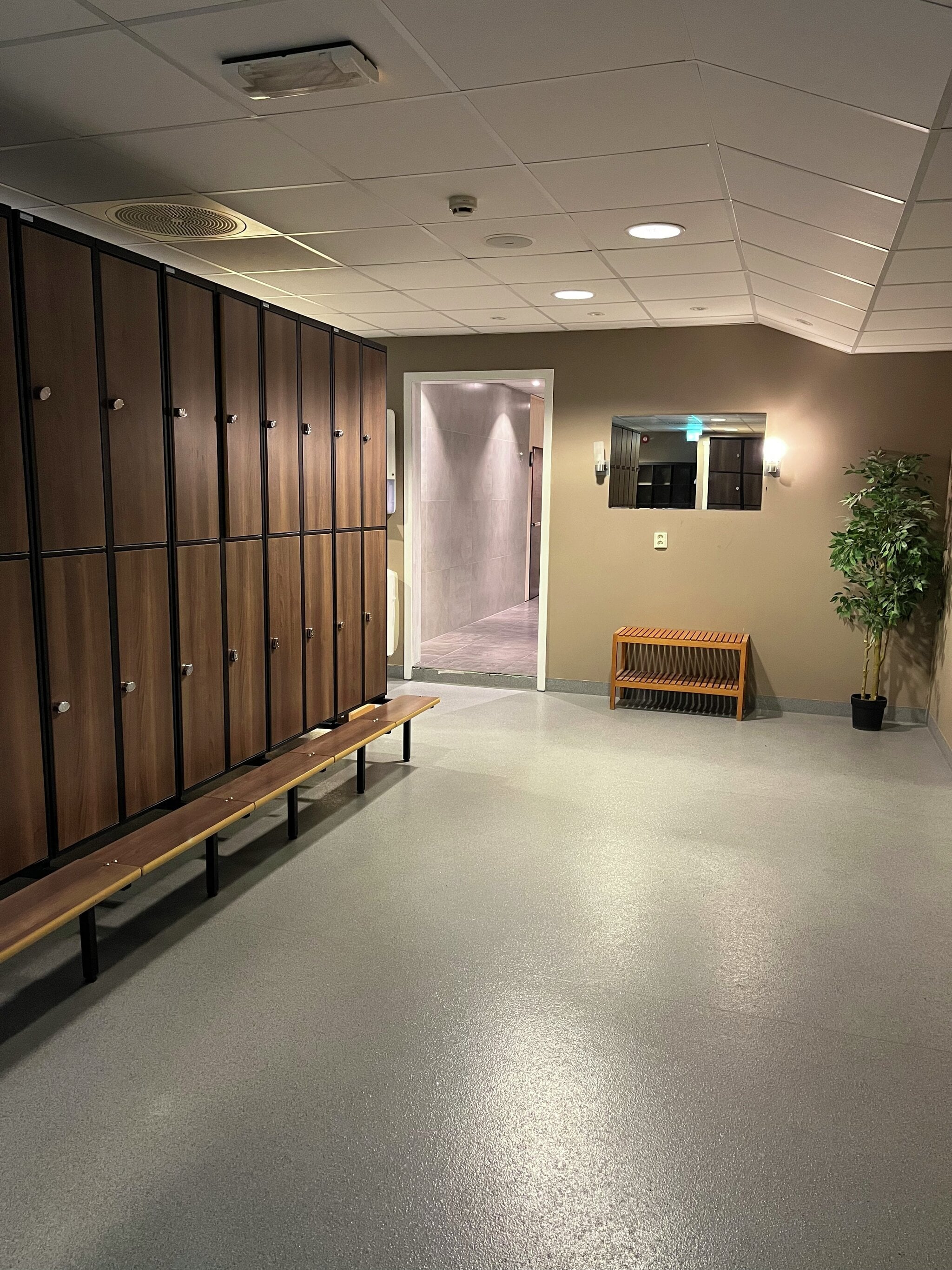 Garderobe med skap og benker på MOVA Lillehammer