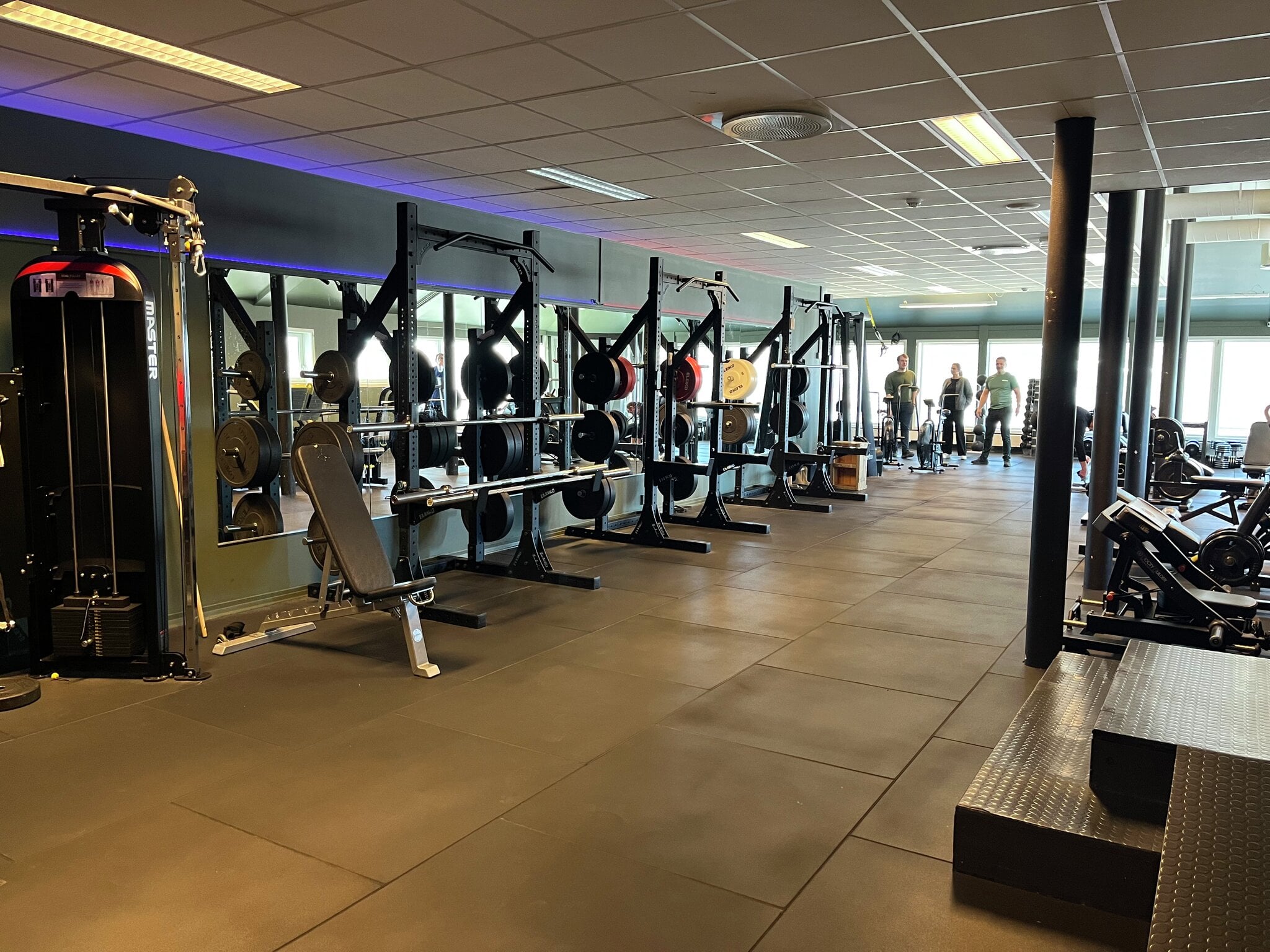 Styrkesal med power racks og frivekter på MOVA Jorekstad